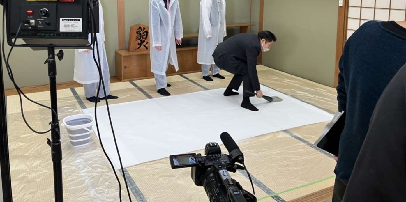 主宰　上平梅径による番組撮影の書道レッスン・床書き指導